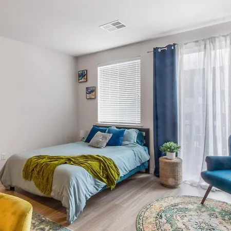 Stunning Studio With Balcony Views, Pool, And Gym